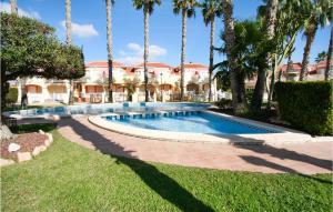 basen w ogrodzie z palmami w obiekcie Stunning Home In Orihuela Costa w mieście Playas de Orihuela +20 zdjęć