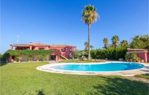 einen großen Garten mit Pool vor einem Haus in der Unterkunft Beautiful Home In Morn De La Frontera With Outdoor Swimming Pool in Morón de la Frontera