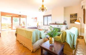 ein Wohnzimmer mit 2 Sofas und einem Tisch in der Unterkunft Beautiful Home In Morn De La Frontera With Outdoor Swimming Pool in Morón de la Frontera