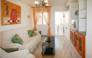 salon z kanapą i stolikiem kawowym w obiekcie Stunning Home In Orihuela Costa w mieście Playas de Orihuela