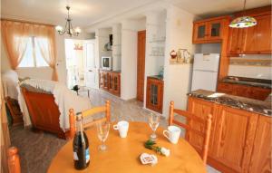kuchnia ze stołem i butelką wina w obiekcie Stunning Home In Orihuela Costa w mieście Playas de Orihuela