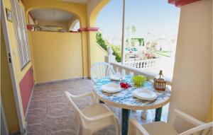 stół i krzesła na balkonie domu w obiekcie Stunning Home In Orihuela Costa w mieście Playas de Orihuela