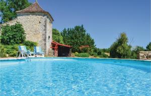 エイメにあるAwesome Home In Eymet With 1 Bedrooms And Outdoor Swimming Poolのスイミングプール(青い椅子2脚付)