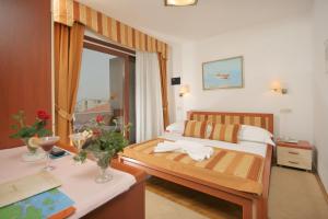 Postel nebo postele na pokoji v ubytování Hotel Trogirski Dvori