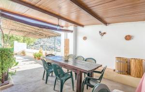 Fuentes de CesnaにあるCozy Home In Iznjar With Outdoor Swimming Poolのダイニングルーム(木製テーブル、椅子付)