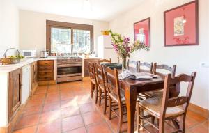 Cuisine ou kitchenette dans l'établissement Awesome Home In Morón De La Frontera