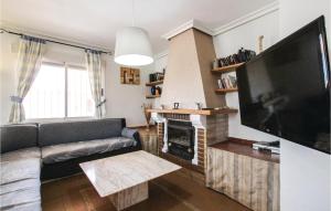 ein Wohnzimmer mit einem Sofa und einem großen Flachbild-TV in der Unterkunft Cozy Home In Cartagena With Kitchen in Cartagena
