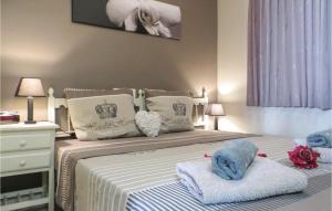 sypialnia z łóżkiem i ręcznikami w obiekcie Gorgeous Apartment In Torrevieja w mieście Torrevieja