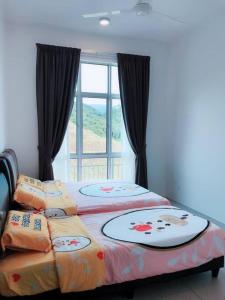 1 dormitorio con 2 camas individuales y ventana en W3WarmStay@GoldenHills/3RPenthouse/WiFi/PasarMalam/2carpark, en Brinchang
