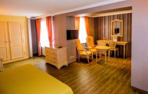 a hotel room with a bed and a table and chairs at Hotel Meyer in Beaufort