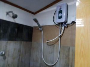 y baño con ducha. en Bandula Home Stay en Sigiriya