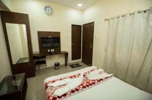Postel nebo postele na pokoji v ubytování Hotel J D Residency