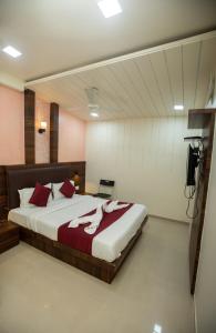 Postel nebo postele na pokoji v ubytování Hotel J D Residency