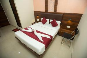 Postel nebo postele na pokoji v ubytování Hotel J D Residency