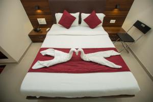 Postel nebo postele na pokoji v ubytování Hotel J D Residency