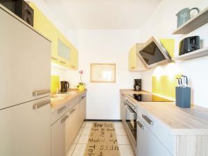 uma cozinha com balcões brancos e armários brancos em Spacious apartment with terrace Zur Forelle em Ballenstedt