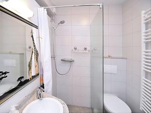La salle de bains est pourvue d'une douche, de toilettes et d'un lavabo. dans l'établissement Holiday home in Blankenburg with E station, à Blankenburg