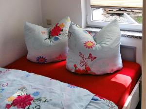 - 2 oreillers installés sur un lit à côté d'une fenêtre dans l'établissement Holiday home in Blankenburg with E station, à Blankenburg