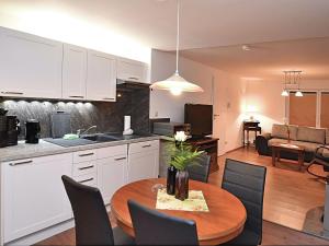 cocina y sala de estar con mesa y sillas en Holiday home in Blankenburg with E station, en Blankenburg