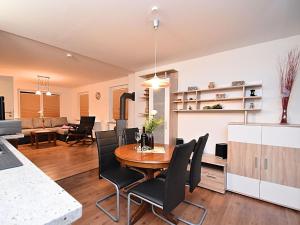 cocina y sala de estar con mesa y sillas en Holiday home in Blankenburg with E station, en Blankenburg