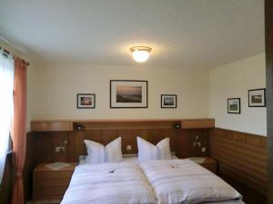 ein Schlafzimmer mit einem großen Bett mit weißen Kissen in der Unterkunft Quiet apartment in Sauerland with terrace in Schmallenberg