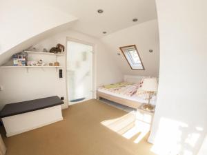 Habitación pequeña con cama y ventana en Holiday home near forest in Fischbach, en Emsetal