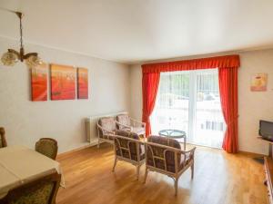 a living room with chairs and a table and a window at Meyer Appartments in Beaufort
