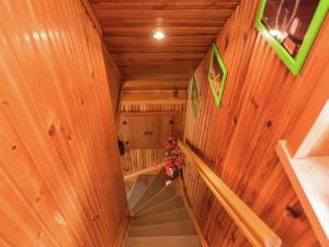 una vista aérea de una escalera en una cabaña de madera en Holiday home in Thuringia with terrace, en Friedrichroda