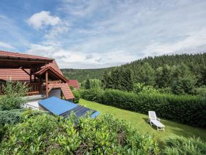 una casa con una mesa de picnic y un banco en un patio en Holiday home in Thuringia with terrace, en Friedrichroda