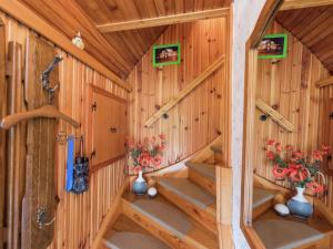Cabaña pequeña con paredes de madera y escaleras de madera en Holiday home in Thuringia with terrace, en Friedrichroda