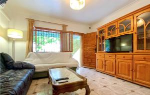 sala de estar con sofá y TV en 2 Bedroom Amazing Home In Los Alczares, en Los Alcázares
