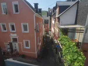 an alleyway between two buildings in a city at Zell Riverside Comfort in Zell an der Mosel