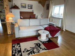 A seating area at Beautiful apartment near the lake