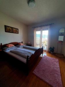 Dalija Apartment في بيهاتش: غرفة نوم بسرير كبير ونافذة