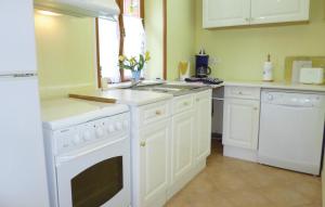 Kuhinja oz. manjša kuhinja v nastanitvi 3 Bedroom Cozy Home In Brucheville