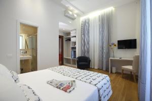 Postel nebo postele na pokoji v ubytování Sofia's Suites Guesthouse