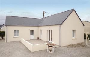 a white house with a roof at Gorgeous Home In St Marcouf De L'isle in Saint-Marcouf