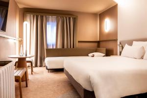 Postel nebo postele na pokoji v ubytování Novotel Paris Orly Rungis Aéroport