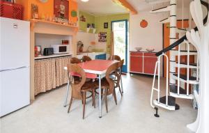 Le Bourg-DunにあるAwesome Home In Le Bourg-dun With 3 Bedrooms And Wifiのキッチン、ダイニングルーム(テーブル、椅子付)