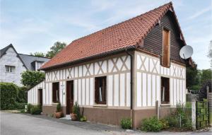ein weißes Gebäude mit braunem Dach in der Unterkunft 3 Bedroom Stunning Home In Le Bourg-dun in Le Bourg-Dun