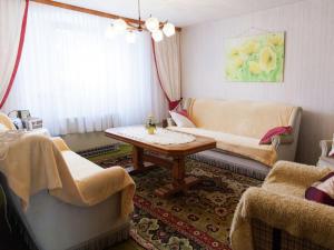 sala de estar con sofá y mesa en Enjoy a holiday on the farm in a quiet area, en Sellerich