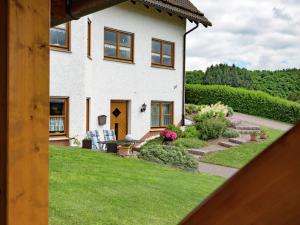 ein Haus mit einem Garten mit grünem Gras in der Unterkunft Apartment near the ski area in Medebach