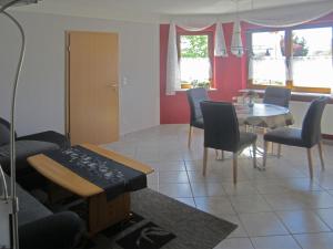ein Wohnzimmer mit einem Tisch und Stühlen in der Unterkunft Apartment near the ski area in Medebach