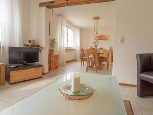 una sala de estar con una vela sobre una mesa en Comfortable holiday home Manderscheid with garden, en Manderscheid