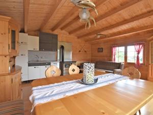 eine Küche und ein Esszimmer mit einem Holztisch in der Unterkunft Holiday home with panoramic view and every convenience spa in Waldkirchen
