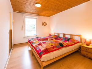 Spacious group home close to Winterberg and Willingen with private garden房間的床