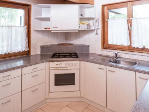 Kuchyň nebo kuchyňský kout v ubytování Ferienhaus in Loßburg in der Nähe des Skigebietes