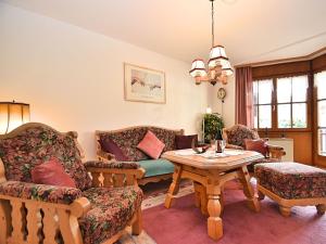 un soggiorno con divano e tavolo di Quaint Apartment with Private Terrace Garden a Schiltach