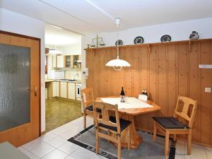 una cucina e una sala da pranzo con tavolo e sedie di Quaint Apartment with Private Terrace Garden a Schiltach