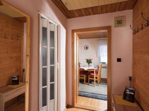 einen Flur mit einer Tür, die zu einem Esszimmer führt in der Unterkunft Holiday home near the Klingenthal ski resort in Beerheide